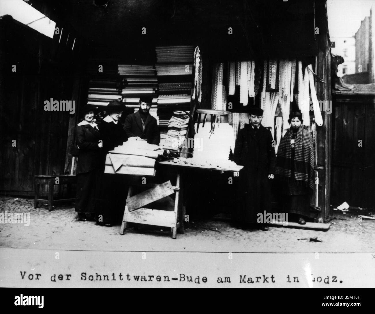 9È 1915 0 0 A1 22 Jewish mercer Lodz 1915 Storia dell'Ebraismo ebrei orientali nella parte anteriore dei panneggi in stallo il mercato a Lodz P Foto Stock