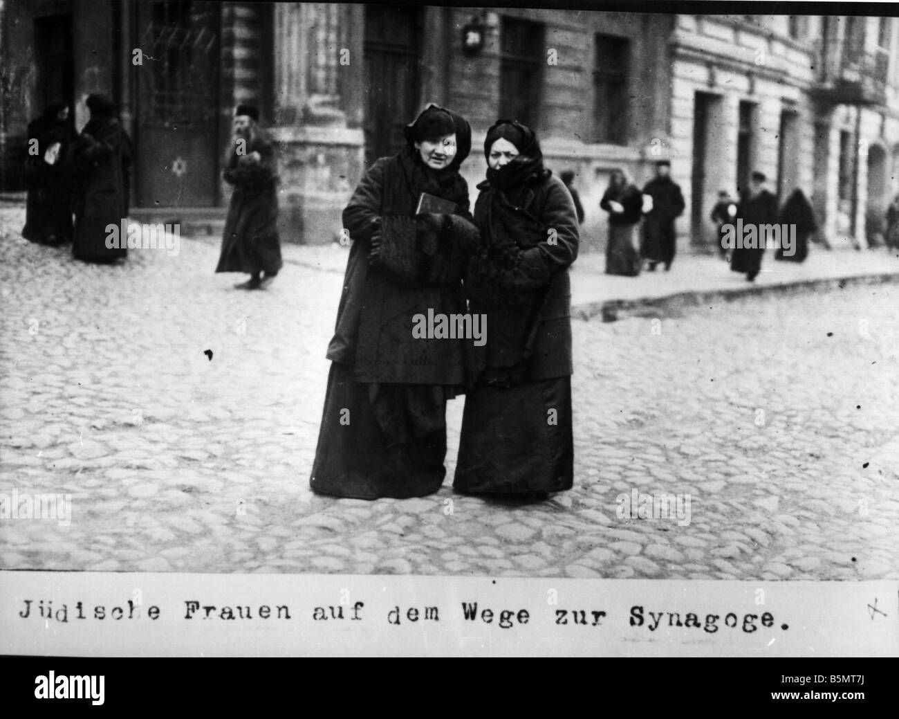 9È 1915 0 0 A1 38 donne ebree sul modo di sinagoga 1915 Storia dell'Ebraismo ebrei orientali le donne ebree sul modo per la synagogu Foto Stock