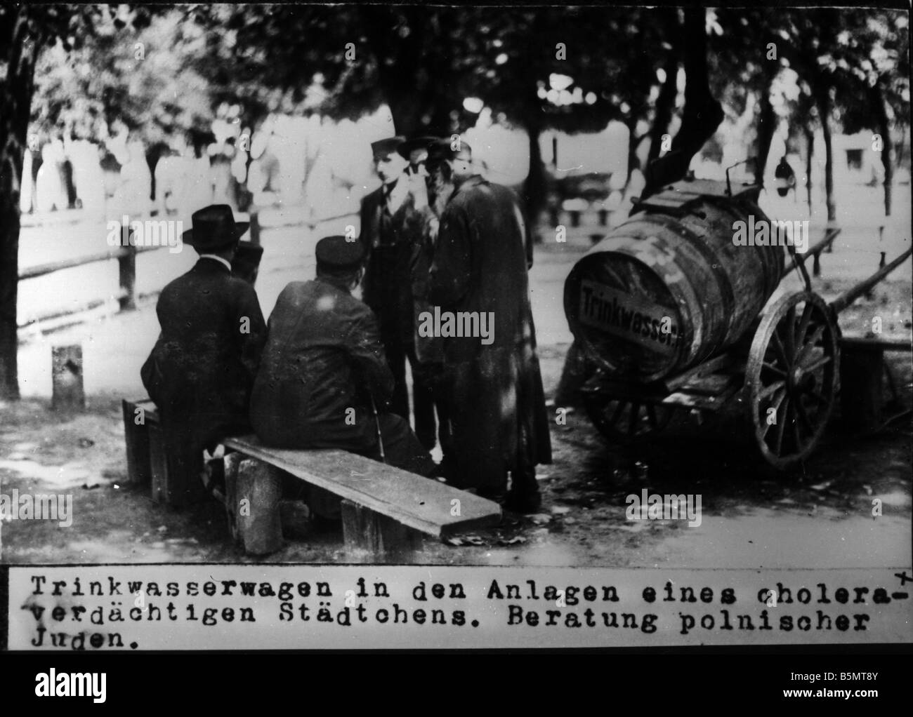 9È 1915 0 0 A1 56 acqua potabile cont un ebrei Photo 1915 Storia dell'Ebraismo ebrei orientali acqua potabile contenitore in una matassa di piccole dimensioni Foto Stock