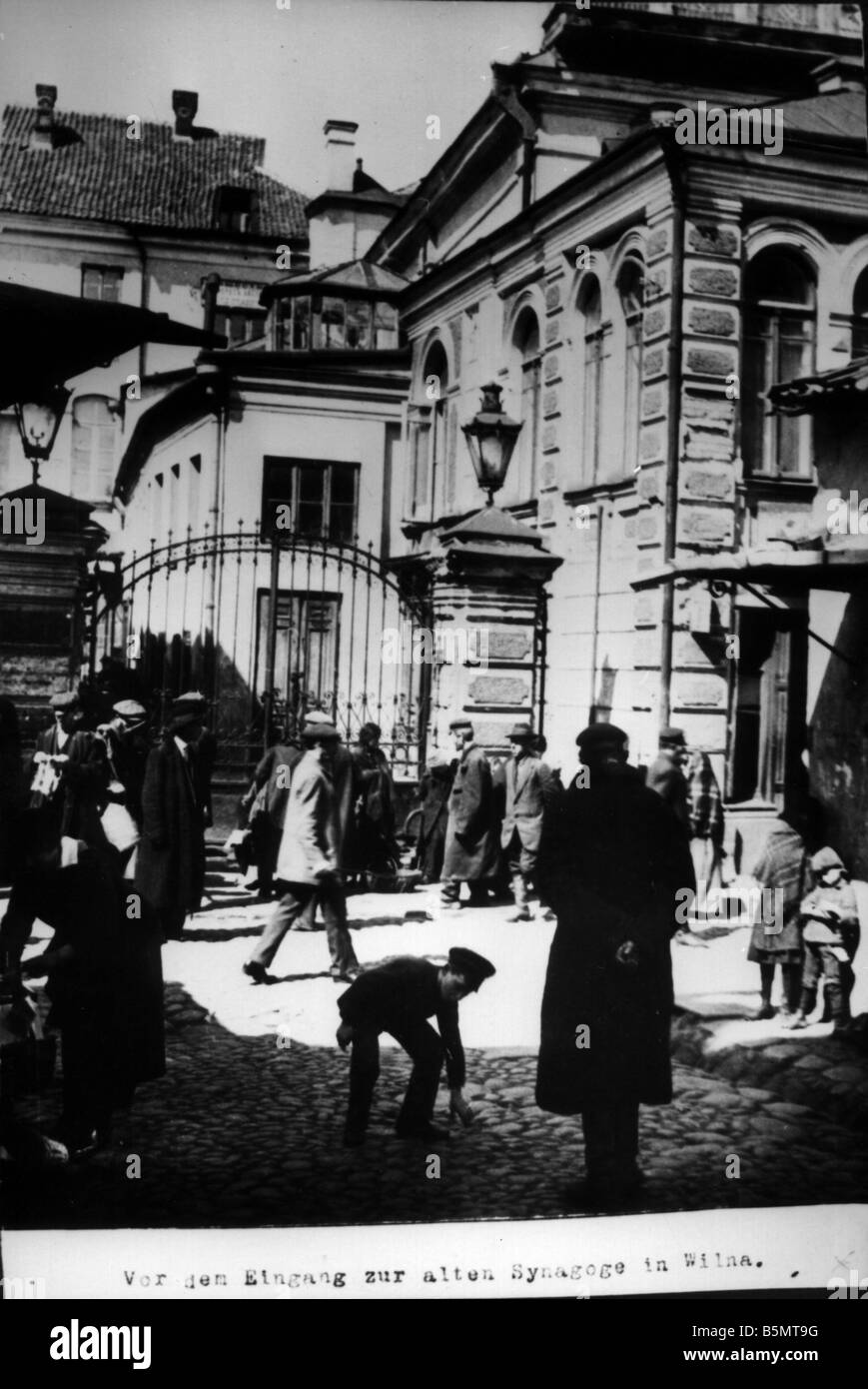 9È 1915 0 0 A1 7 ingresso di Wilna sinagoga 1915 Storia dell'Ebraismo ebrei orientali di fronte all'entrata della vecchia sinagoga Foto Stock