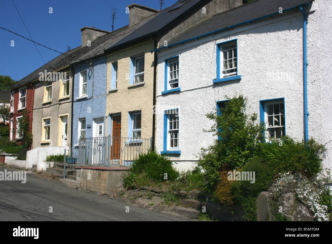 Fila di case a schiera su Milford Road in Ramelton, County Donegal, Irlanda Foto Stock