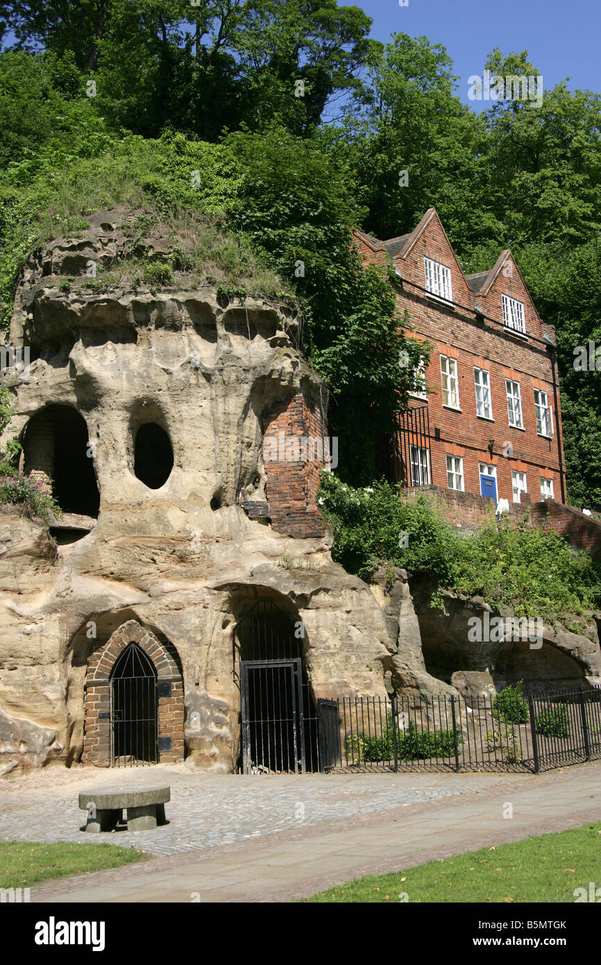 Città di Nottingham, Inghilterra. Le grotte di Nottingham in tini di filtrazione cortile con il Museo della Vita di Nottingham in background. Foto Stock