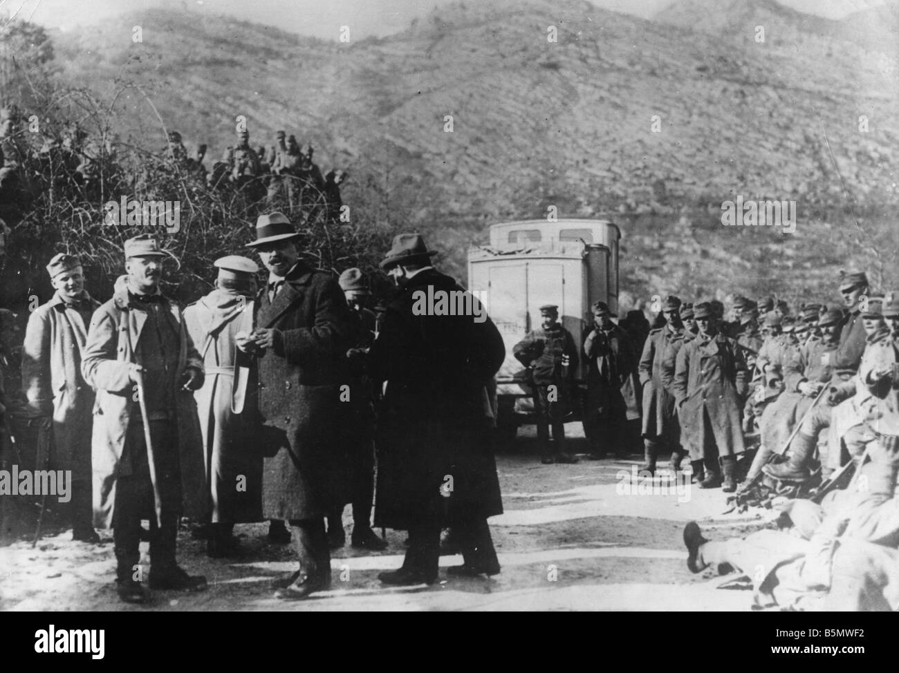 9JG 1916 1 0 A1 rinuncia Montenegrians Jan 1916 Pho Guerra Mondiale 1 Anticipo delle truppe austriache in Montenegro combattendo sul sid Foto Stock