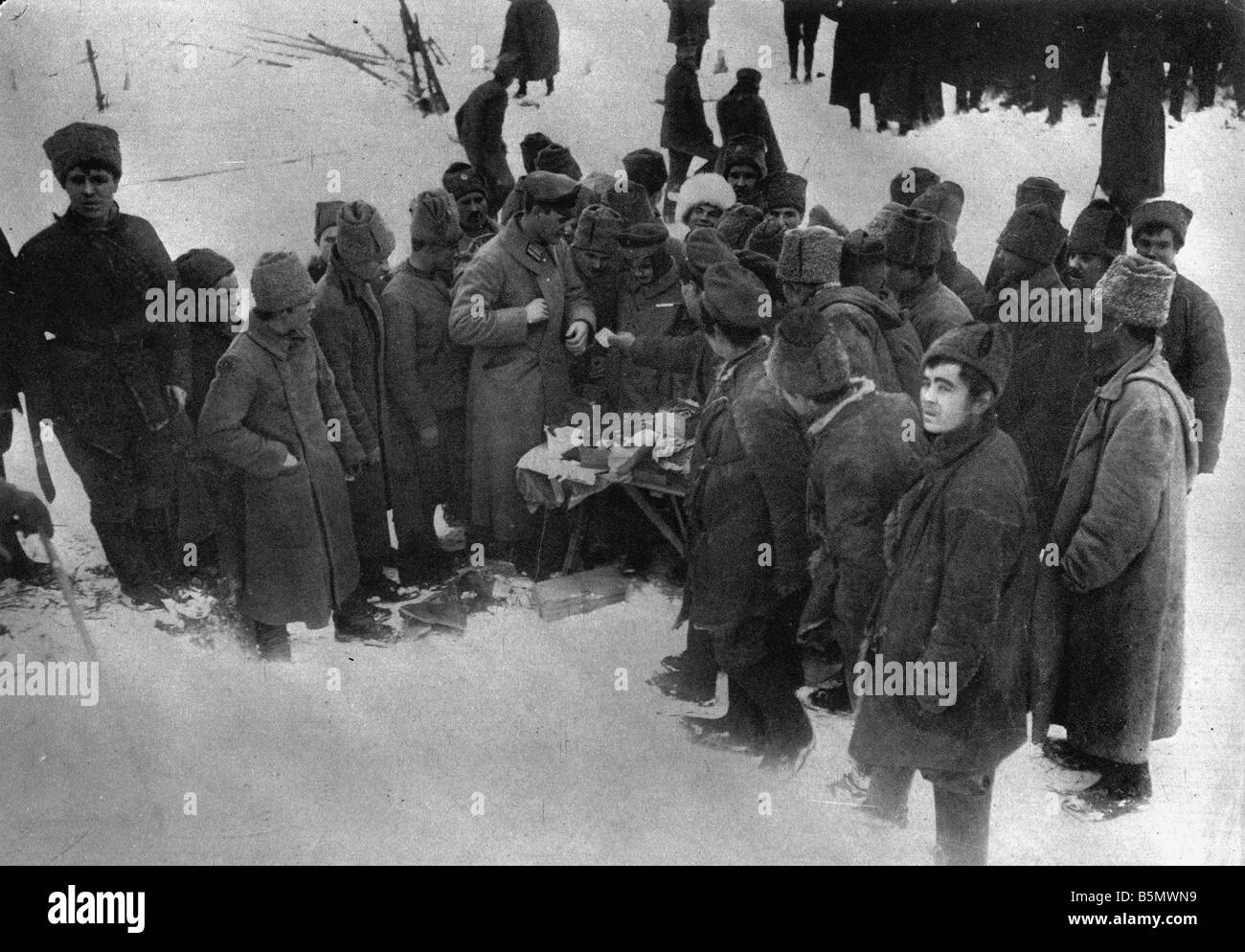 9RD 1917 12 15 A1 B russi shopping 1917 Brest Litovsk Grande guerra 1914 18 Armistizio di Brest Litovsk tra Russia e Germania Foto Stock