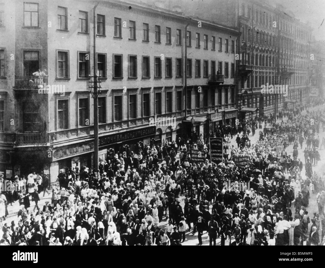 9RD 1917 3 12 A1 4 febbraio giro donne dimostrando febbraio rivoluzione 12 Marzo 27 Feb O S 1917 la guarnigione di Pietrogrado j Foto Stock