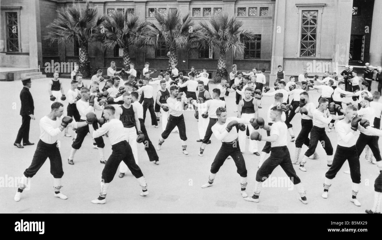 9US 1918 0 0 A5 Guerra Mondiale 1 reclutamento di formazione 1918 Guerra Mondiale 1 USA 1917 18 reclutamento di formazione presso la marina US Naval Training stazio Foto Stock