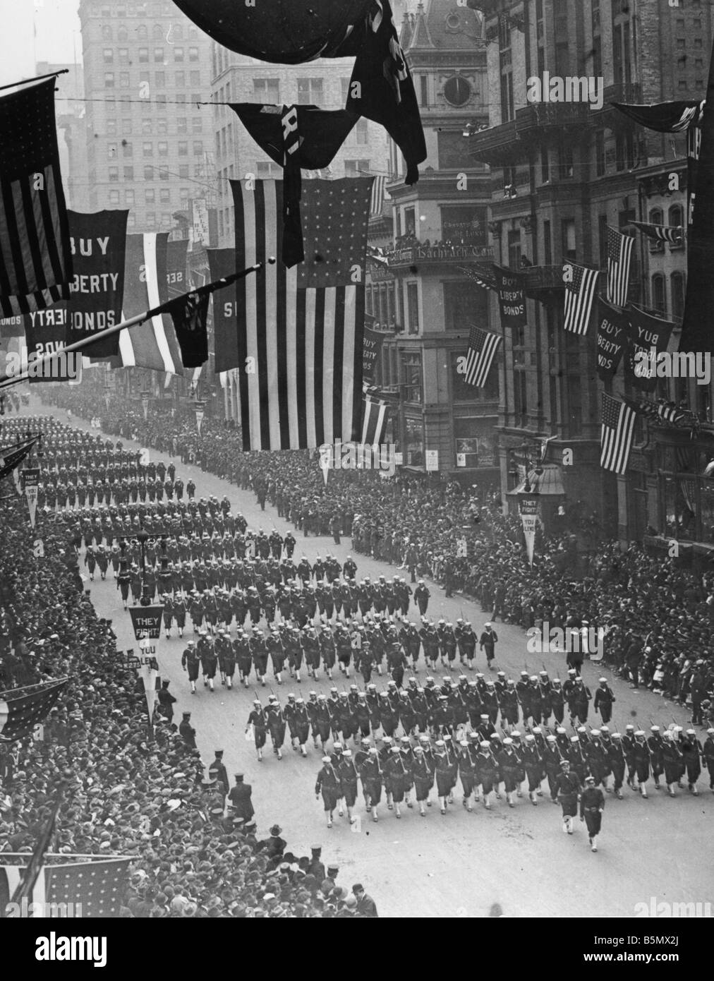 9US 1918 0 0 A7 WW1 sfilata per quarto prestito guerra 1918 Guerra Mondiale 1 USA 1917 18 sfilata come un annuncio pubblicitario per la quarta guerra prestito in nuovo Foto Stock
