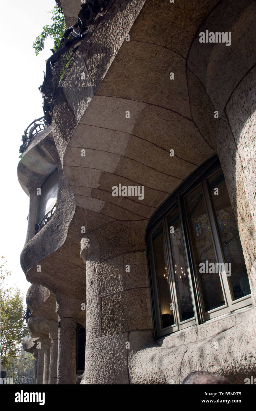 La facciata della costruzione di Casa Milà La Pedrera 1906 1910 dall'architetto Antoni Gaudí Passeig de Gràcia Barcellona Spagna Foto Stock