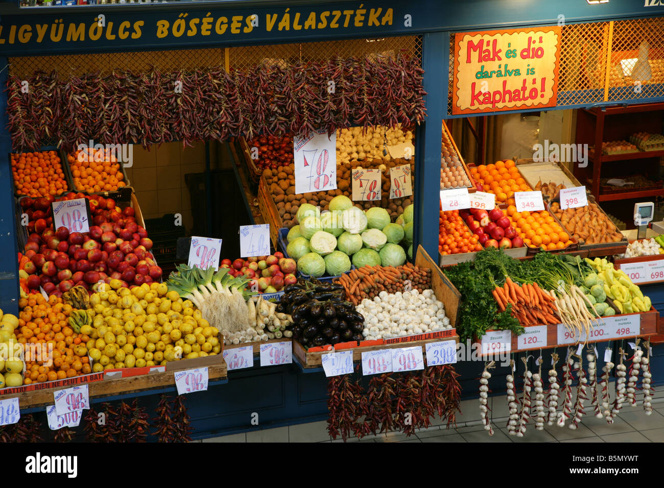 Fruttivendolo ungherese di Budapest Mercato Centrale di Ungheria Foto Stock