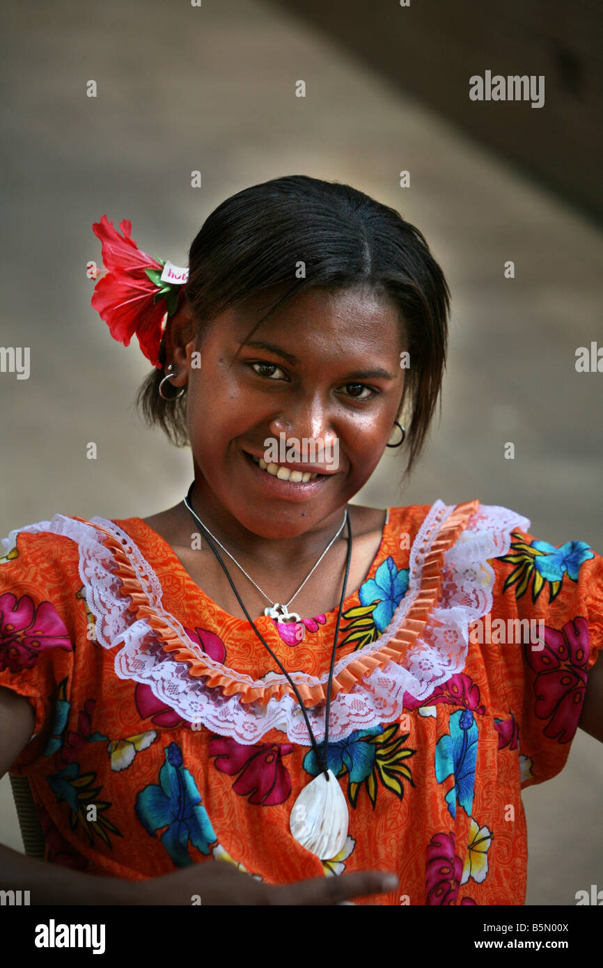 Una bella certi giovani aborigeni australiani ragazza studente di college Djarragun vicino a Cairns in Australia Foto Stock