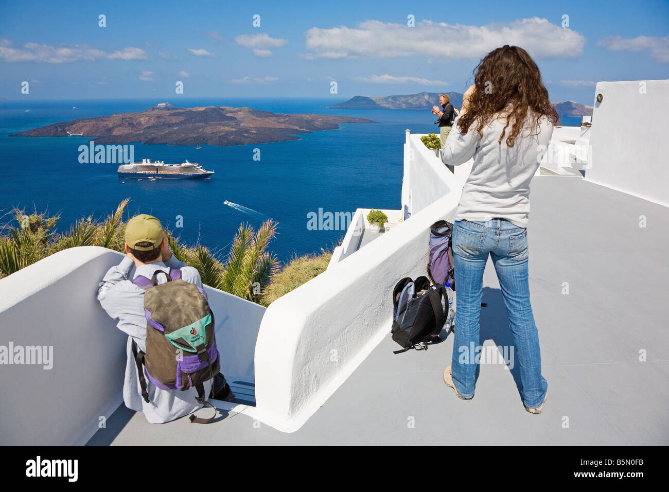 L uomo e la donna di scattare le foto della caldera di Santorini Foto Stock