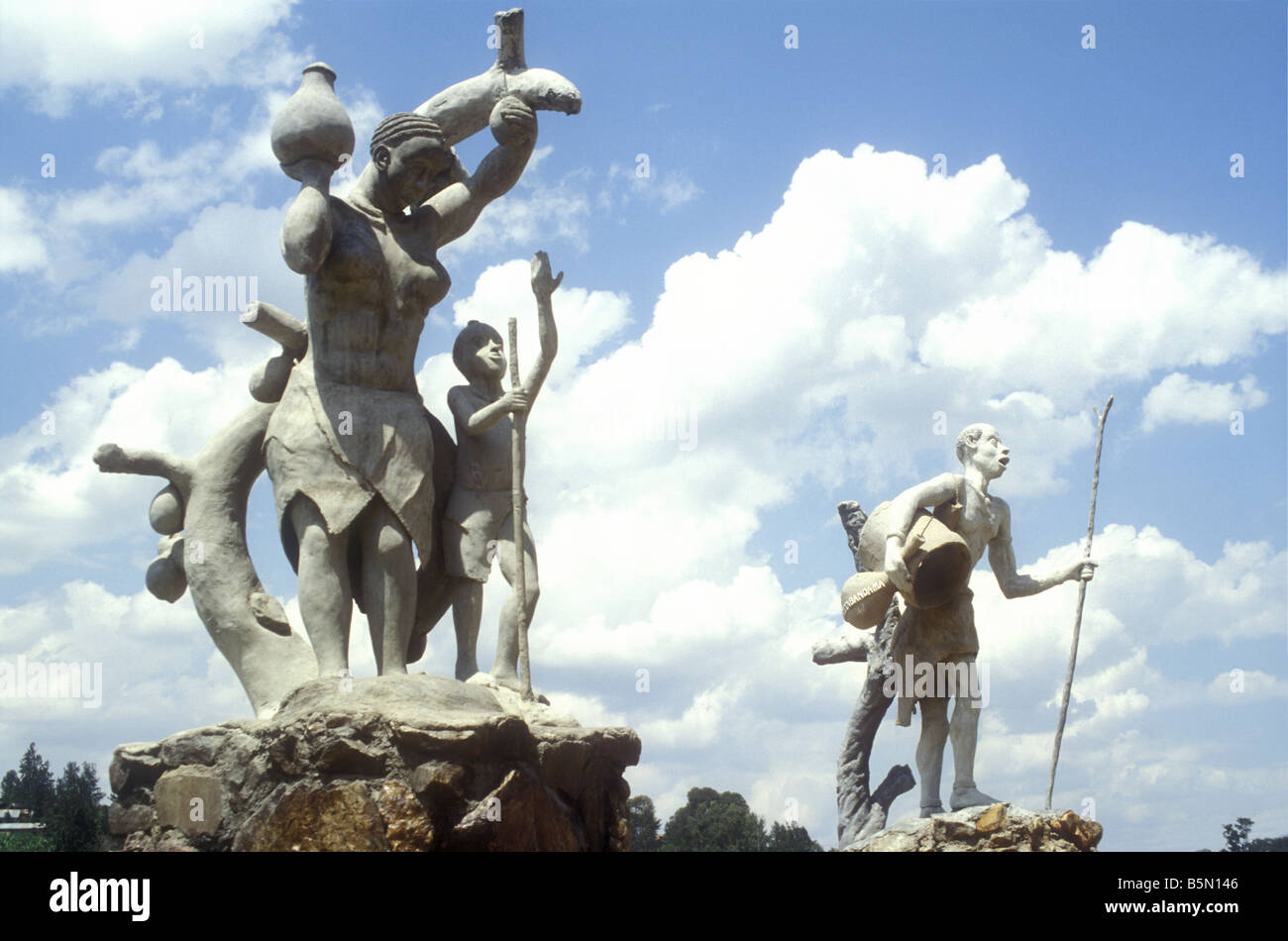 Sculture in argilla di figure africane in vista lago Hotel Mbarara in Uganda Africa orientale Foto Stock