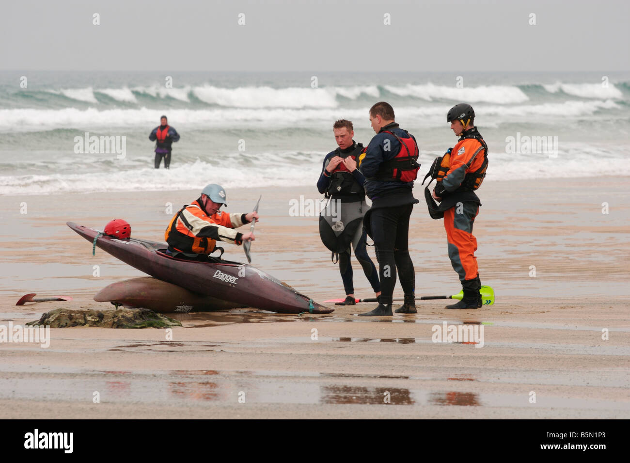 Surf kayakers essere istruito a Watergate Bay, vicino a Newquay, North Cornwall Foto Stock
