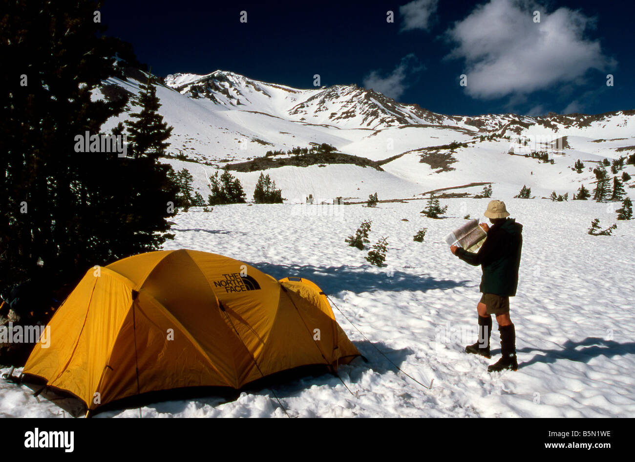 Mike Vining lettura mappa Gulch valanga back Mount Shasta California USA tende da campeggio Alpinismo Foto Stock