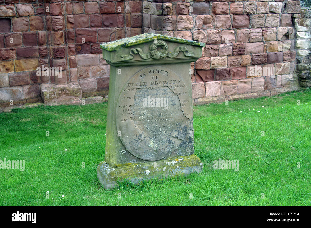 Tomba di pietra, Lindisfarne Abbey, Isola Santa , in Inghilterra, Regno Unito Foto Stock