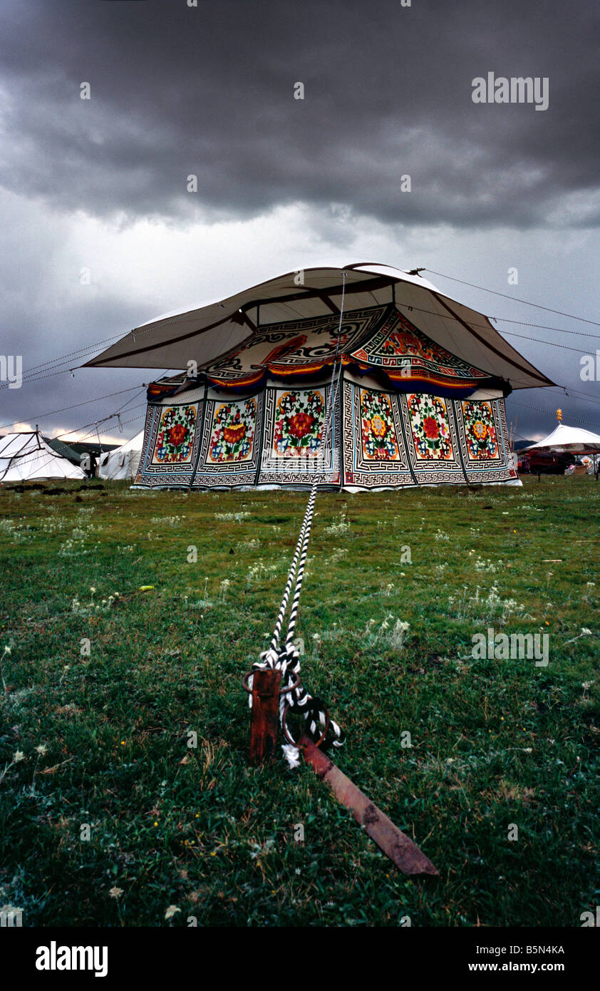 5 agosto 2006 - tradizionale ricamato tenda tibetana con Rain cover sul sito dell'Litang horse festival in Cina Sichuan. Foto Stock