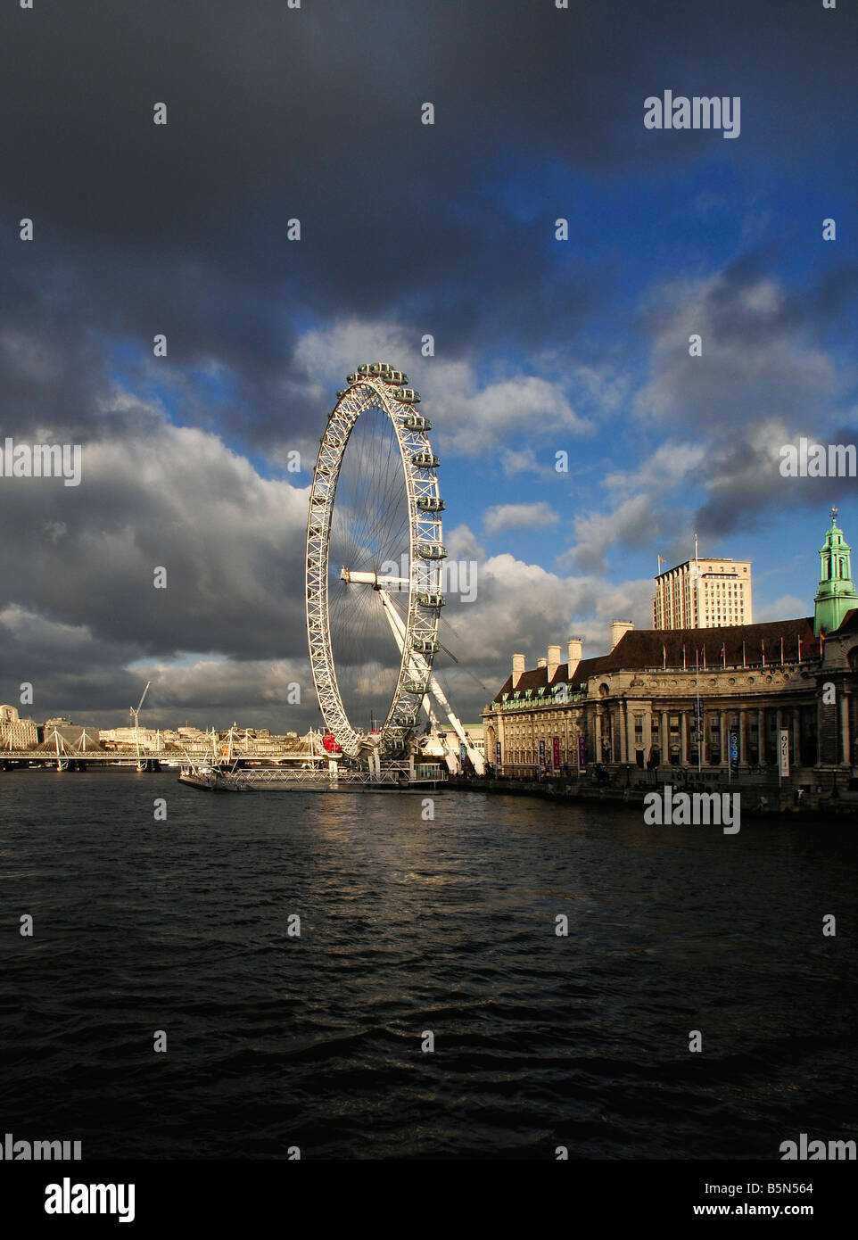 Il London Eye, Acquario, il fiume Tamigi, da Westminster Bridge Road, London, Regno Unito. Foto di Patrick patricksteel in acciaio Foto Stock