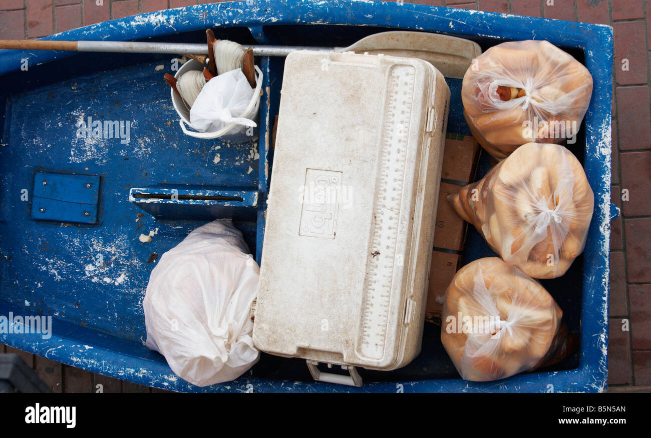 Barca blu caricata con pane in preparazione per la pesca in mare viaggio Foto Stock