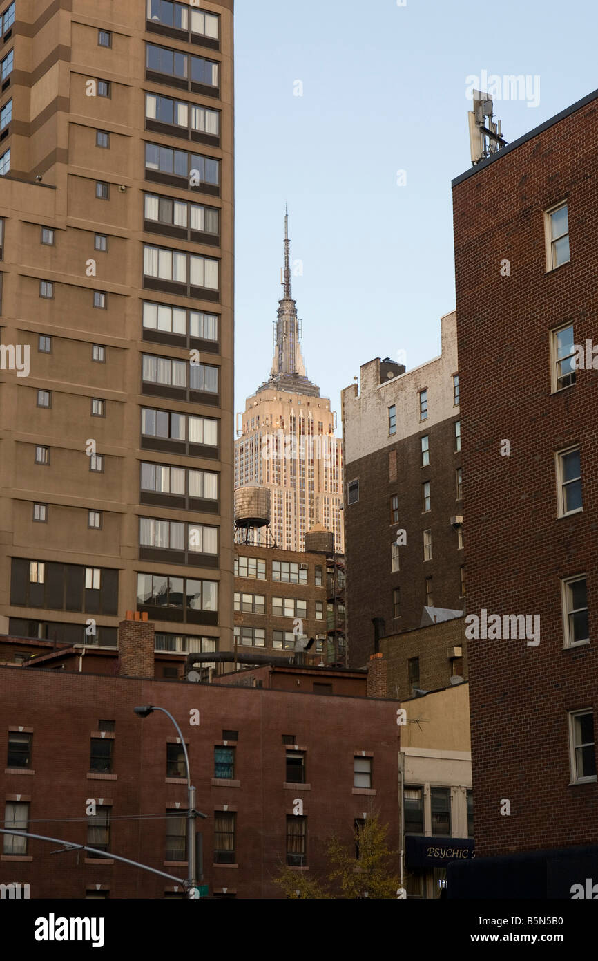 Empire State visto tra gli edifici da 7th Ave a New York STATI UNITI D'AMERICA 11 Novembre 2008 Foto Stock