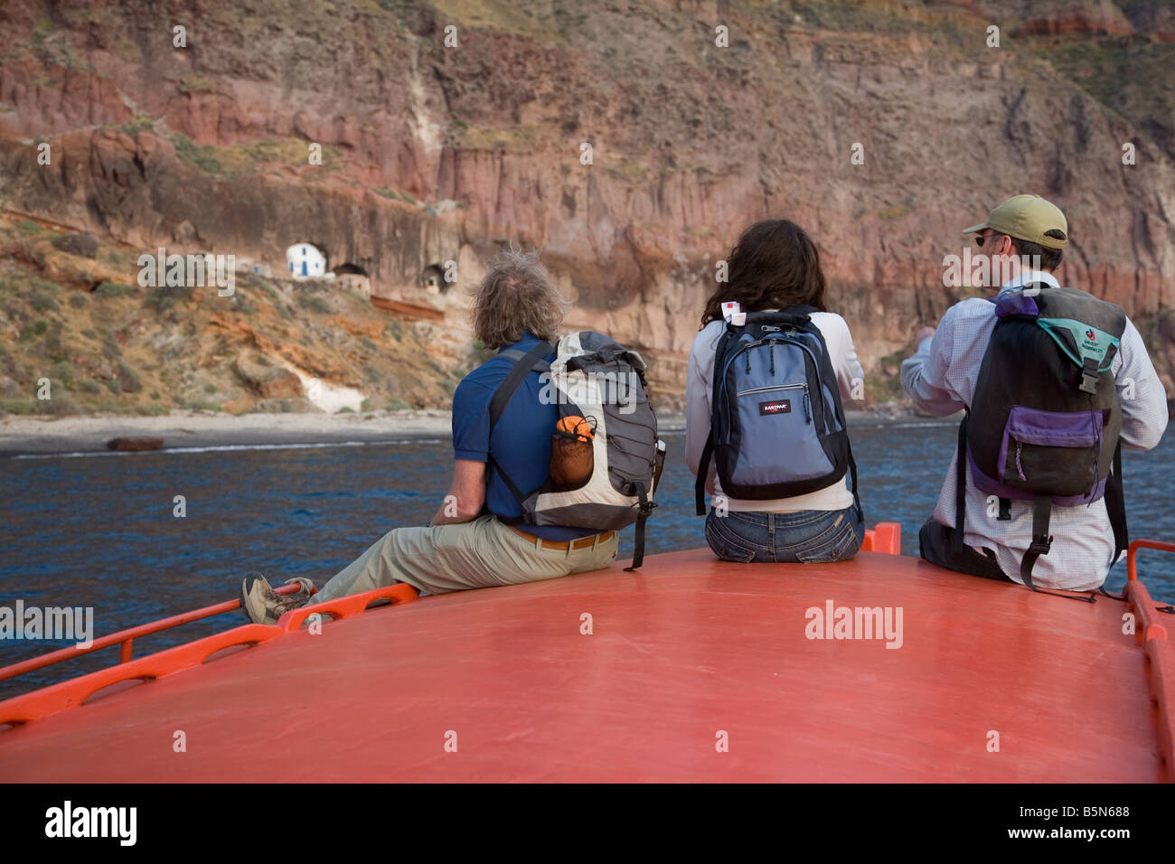 Le persone a bordo di una barca all'interno della caldera di Santorini Foto Stock