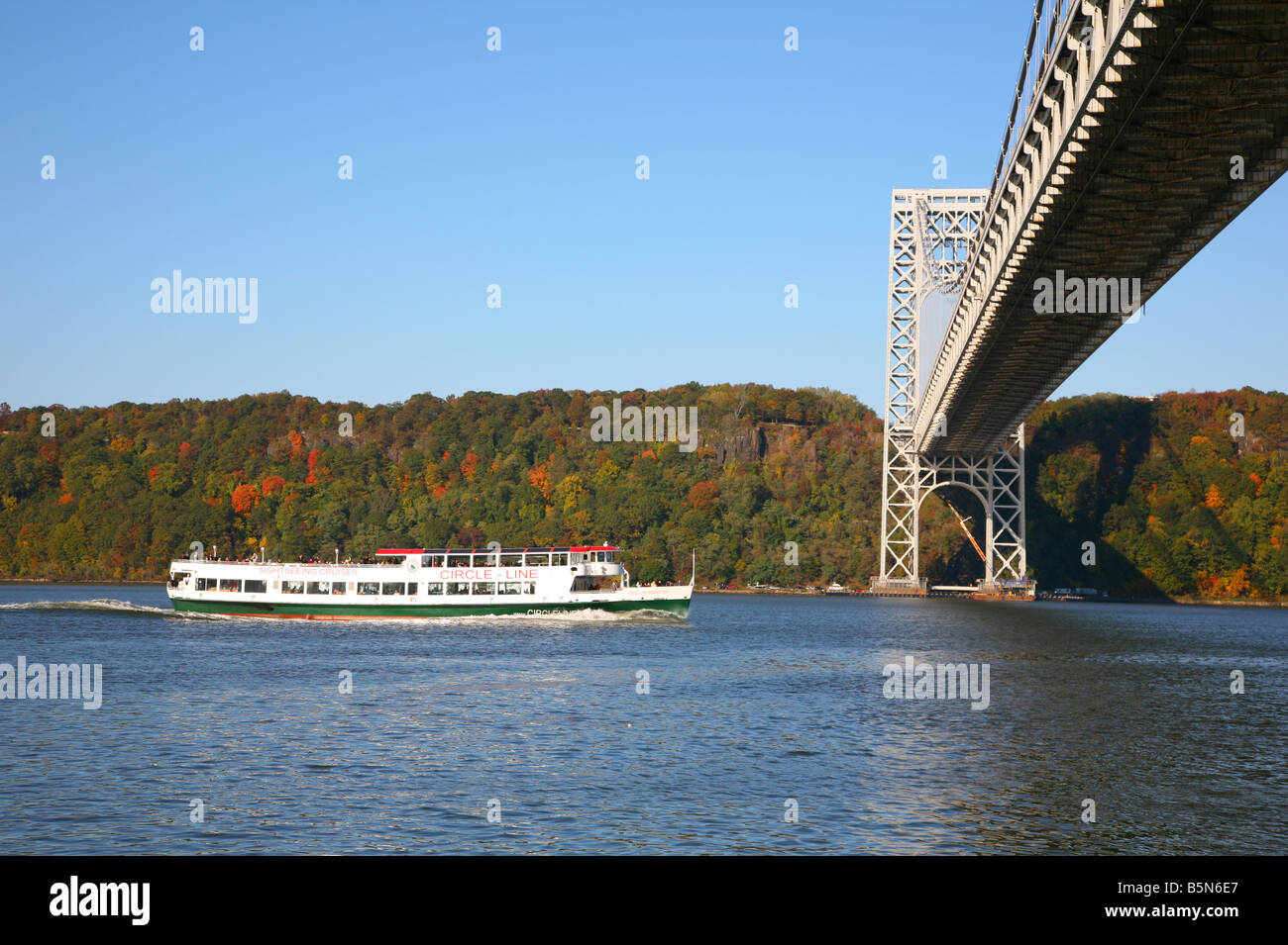 La linea di cerchio barca sul fiume Hudson si avvicina il Ponte George Washington Bridge, New York, NY, STATI UNITI D'AMERICA Foto Stock