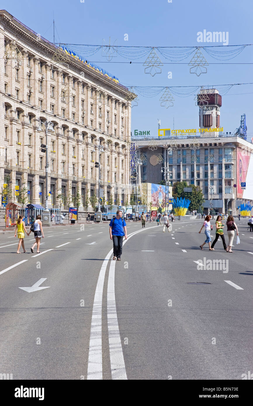 La strada principale attraverso Kiev e il passato di Maidan Nezalezhnosti (Piazza Indipendenza), Kiev, Ucraina Foto Stock