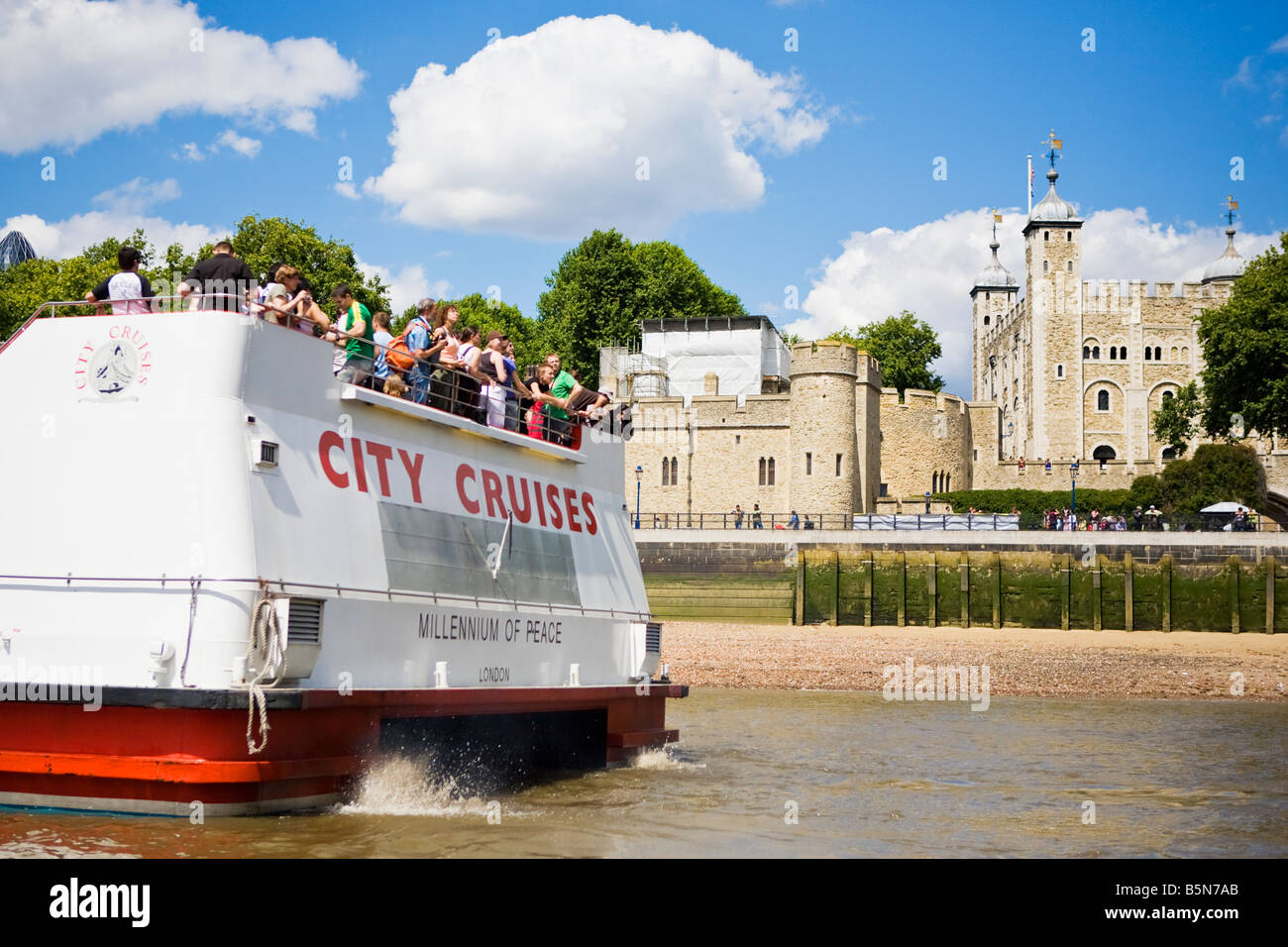 Crociera sul Fiume barca piena di turisti vela oltre la Torre di Londra Foto Stock