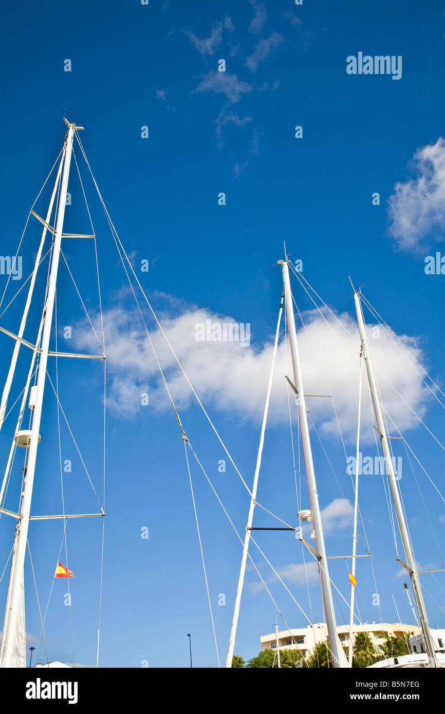 Yacht a montanti e le nuvole di un cielo blu Foto Stock
