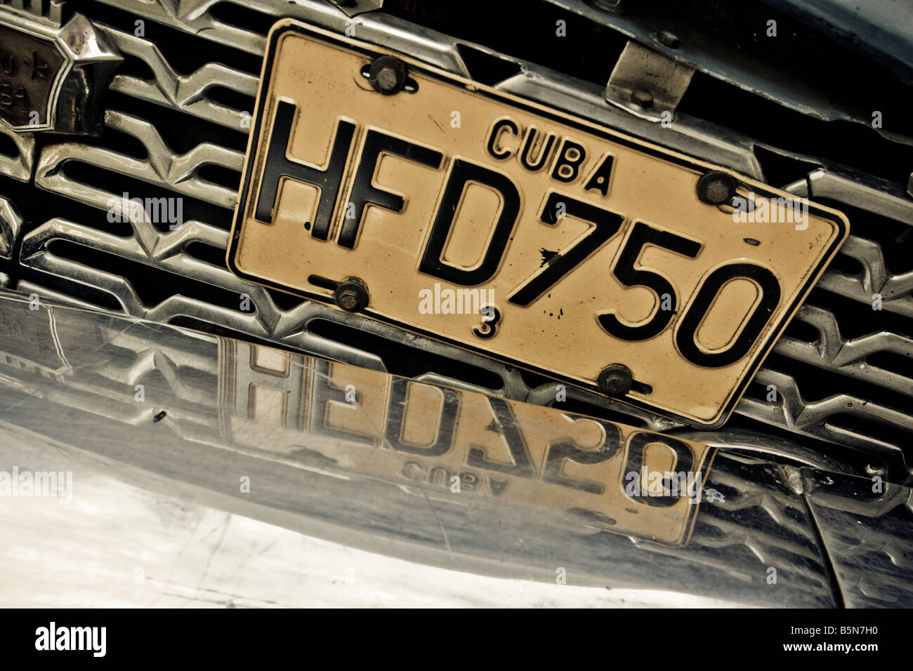 Numero di targa sulla vecchia vettura americana o Yank serbatoio in Old Havana Cuba Foto Stock
