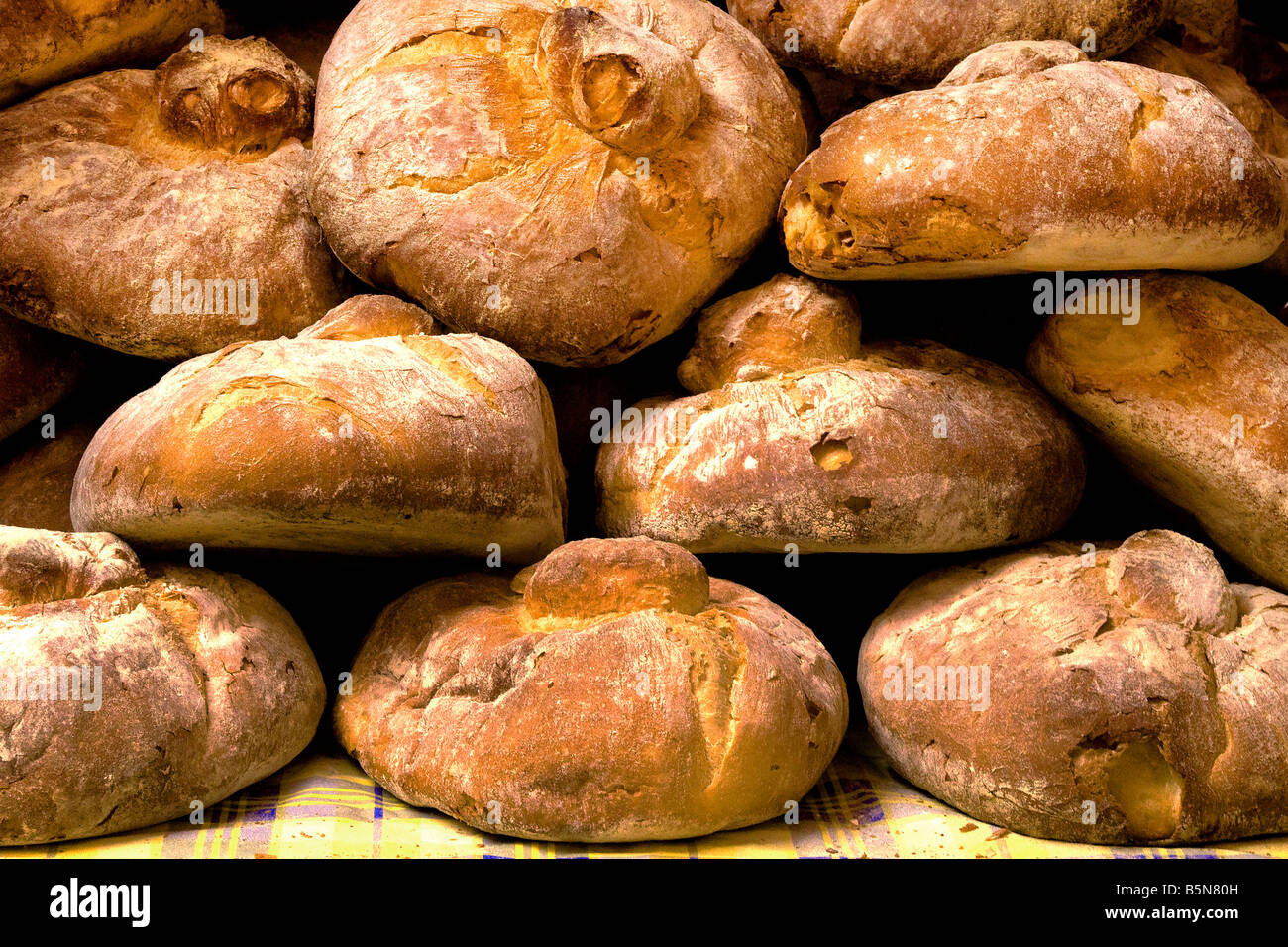 loaves of fresh baked bread at the Columbus Day Festival Granada, Spain. Foto Stock