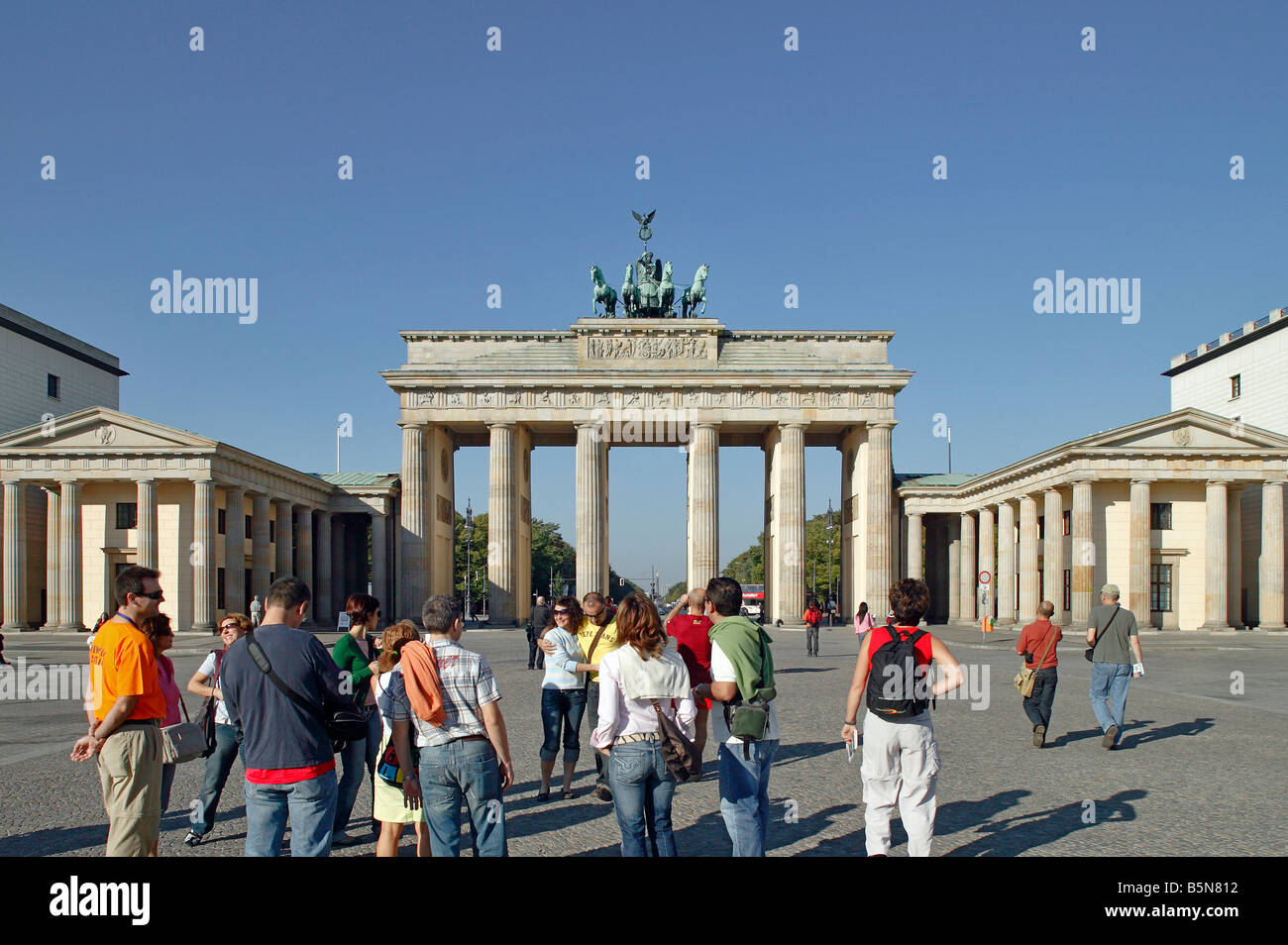 I turisti presso la Porta di Brandeburgo, Berlino, Germania Foto Stock