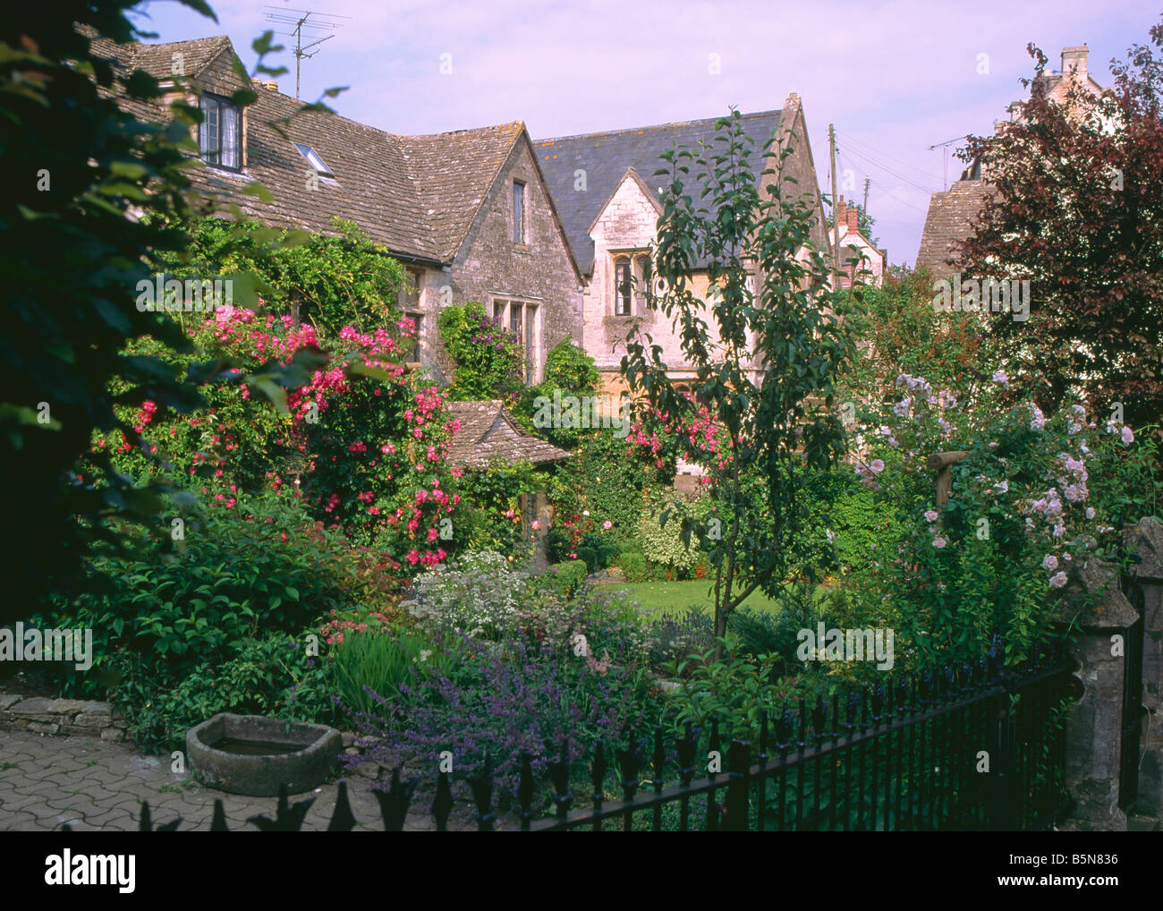 Un grazioso cottage, Bisley, Cotswolds, Gloucestershire, Inghilterra Foto Stock