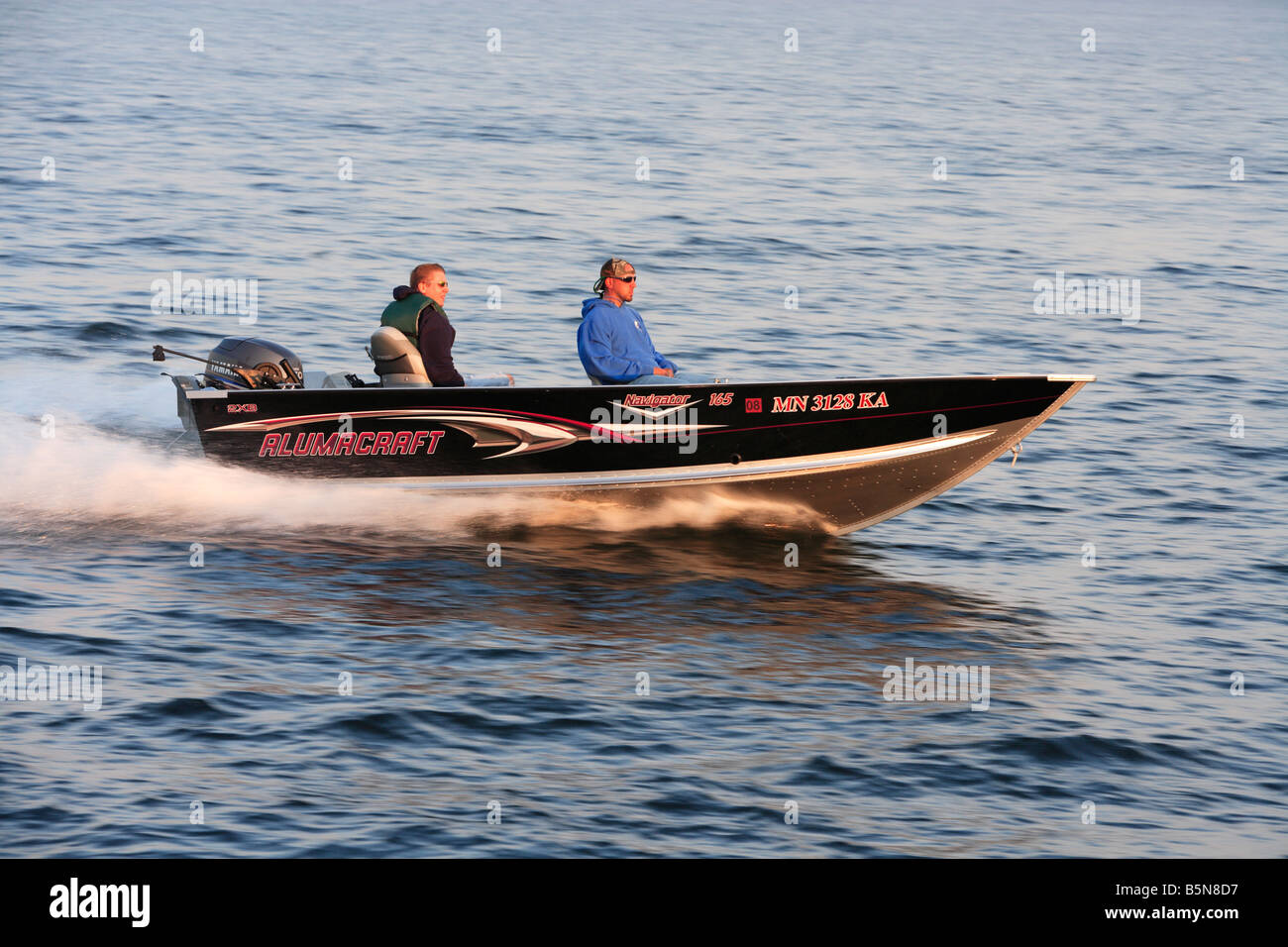 Due diportisti accelerando lungo il lago Superior, Minnesota. Foto Stock