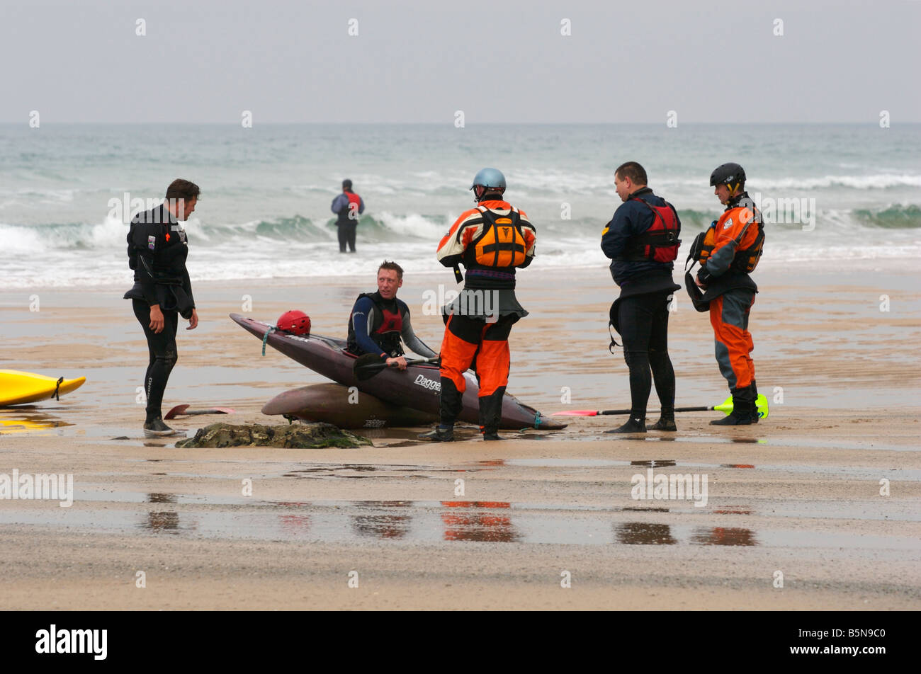 Surf kayakers essere istruito a Watergate Bay, vicino a Newquay, North Cornwall Foto Stock
