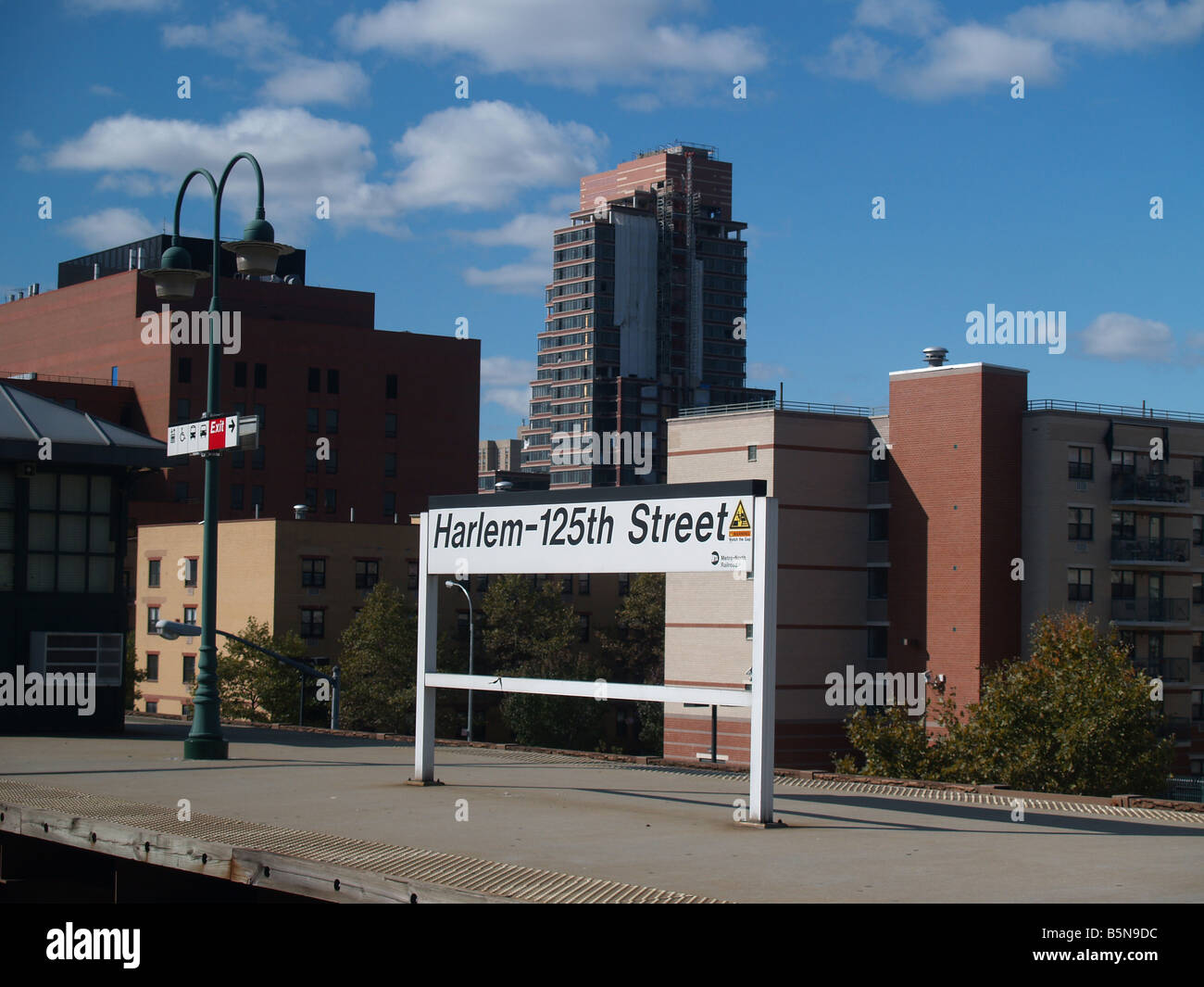 Harlem stazione ferroviaria piattaforma in New York City Foto Stock