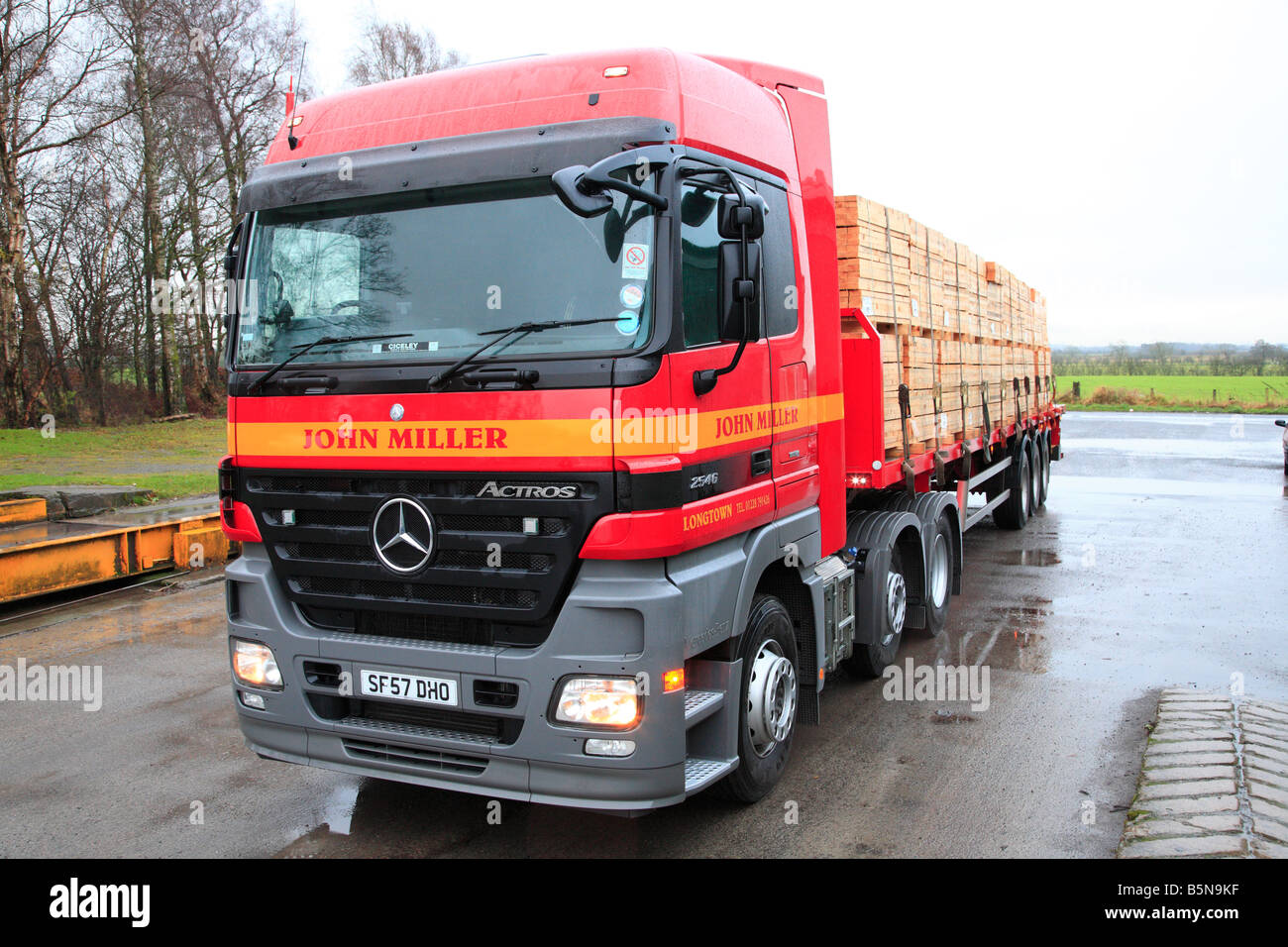 Mercedes-Benz carrello con carico di legname di legno Legname cantiere. Foto Stock