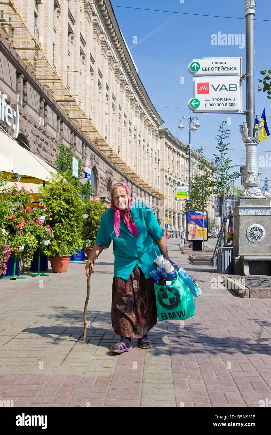 La strada principale attraverso Kiev e il passato di Maidan Nezalezhnosti (Piazza Indipendenza), Kiev, Ucraina Foto Stock