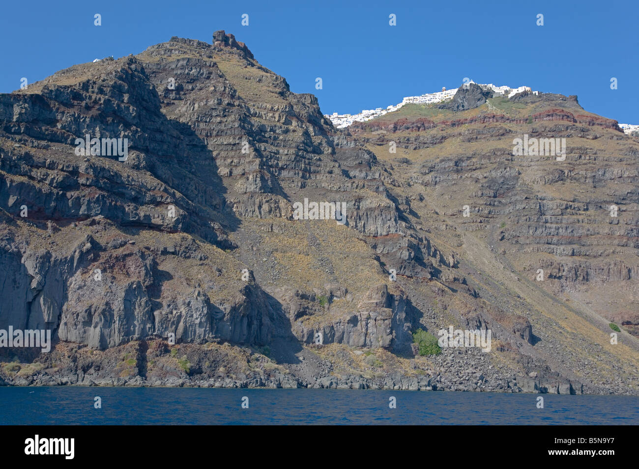 Il Skaros promontorio su Santorini, un residuo di un basaltico vulcano a scudo, con la città di Imerovigli in background Foto Stock