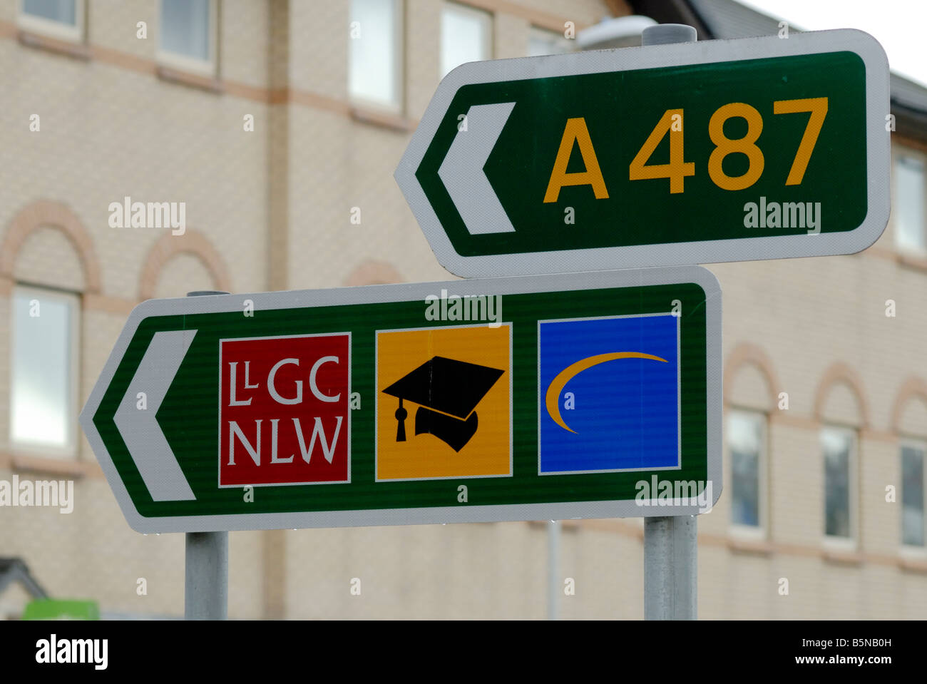 Aberystwyth signpost rivolta verso l'università e la Biblioteca Nazionale Foto Stock