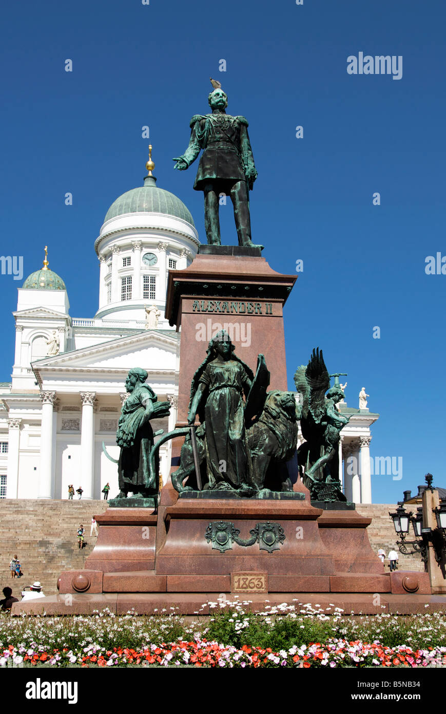 Statua Tsar Alexander 2 e cupola della cattedrale di Helsinki la Piazza del Senato a Helsinki Finlandia Foto Stock