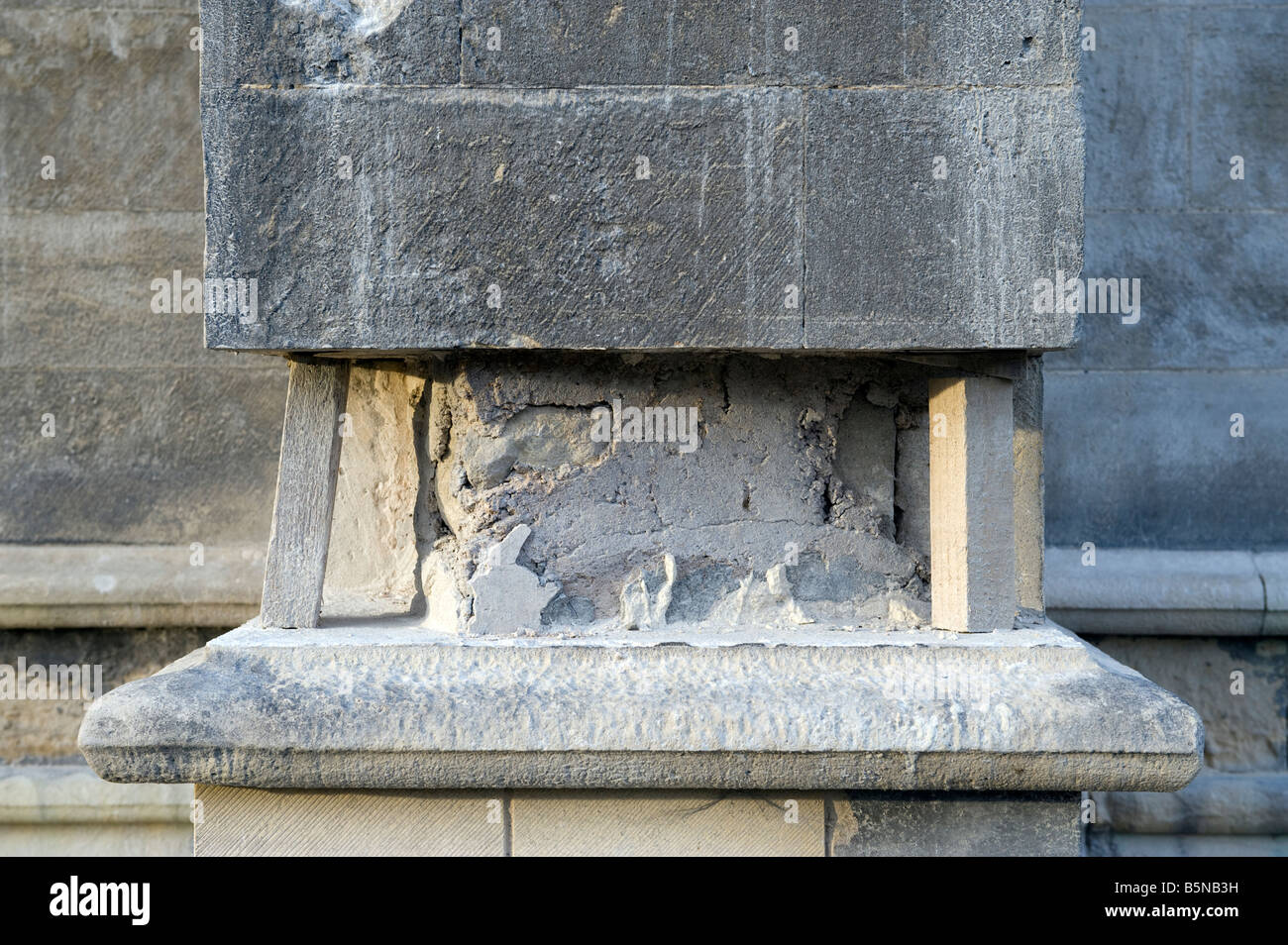 Rimuovere e sostenuto antica pietra pronto per le nuove riparazioni in pietra a Minster Chiesa di 'St George' a Doncaster, Inghilterra Foto Stock