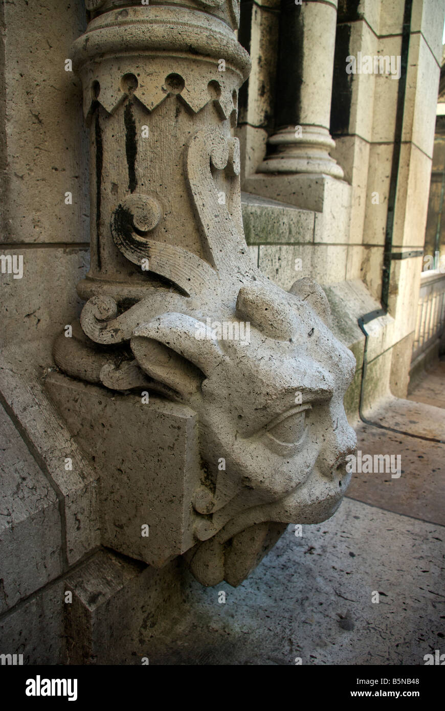 Gargoyle sulla sommità del Sacre Coeur Foto Stock
