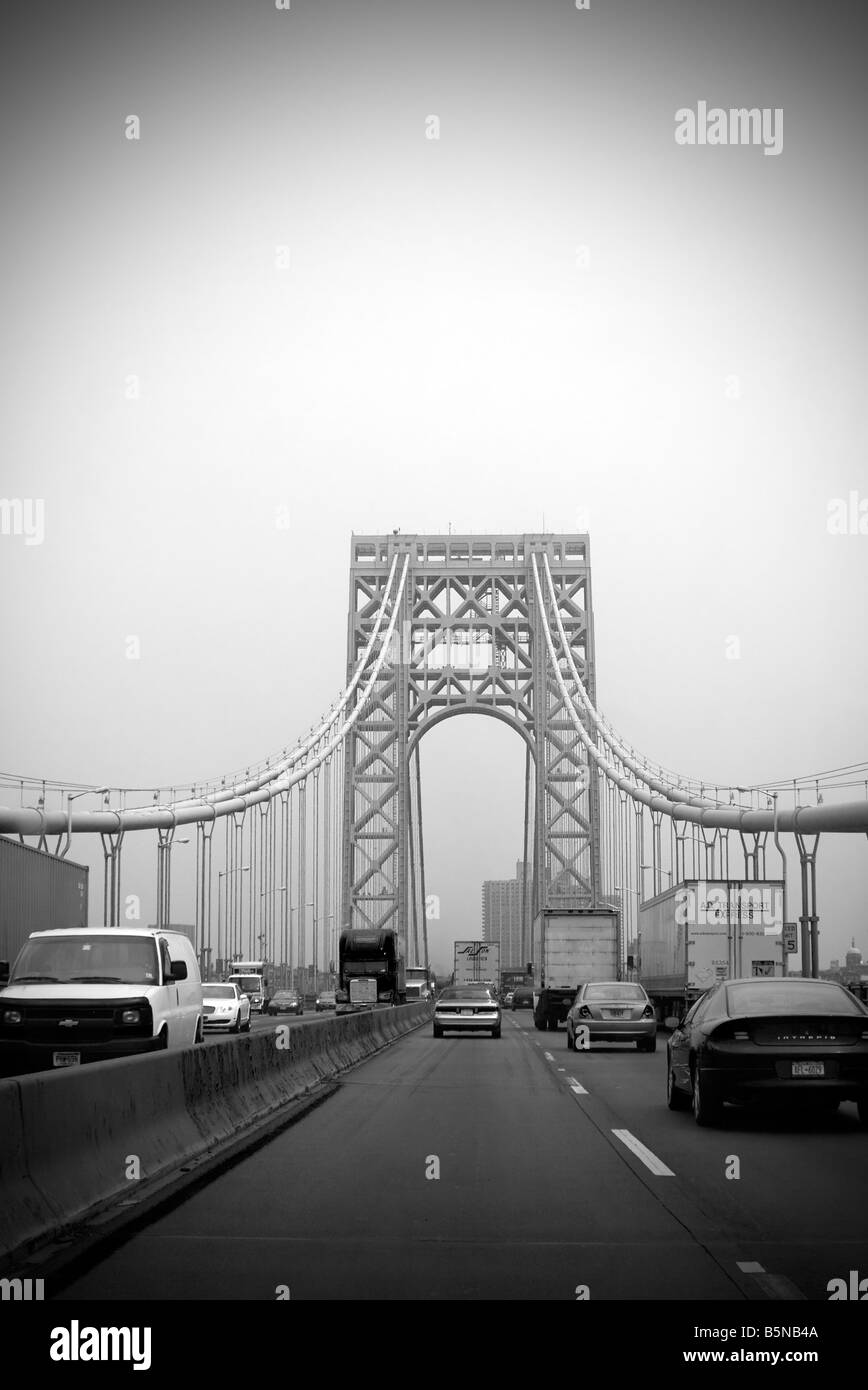 Immagine in bianco e nero di traffico che attraversa il ponte superiore del George Washington Bridge nella città di New York, NY. Foto Stock