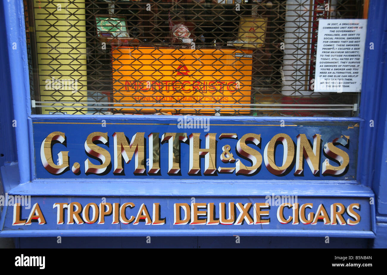 Dettaglio vecchio negozio di tabacchi in centro a Londra Foto Stock