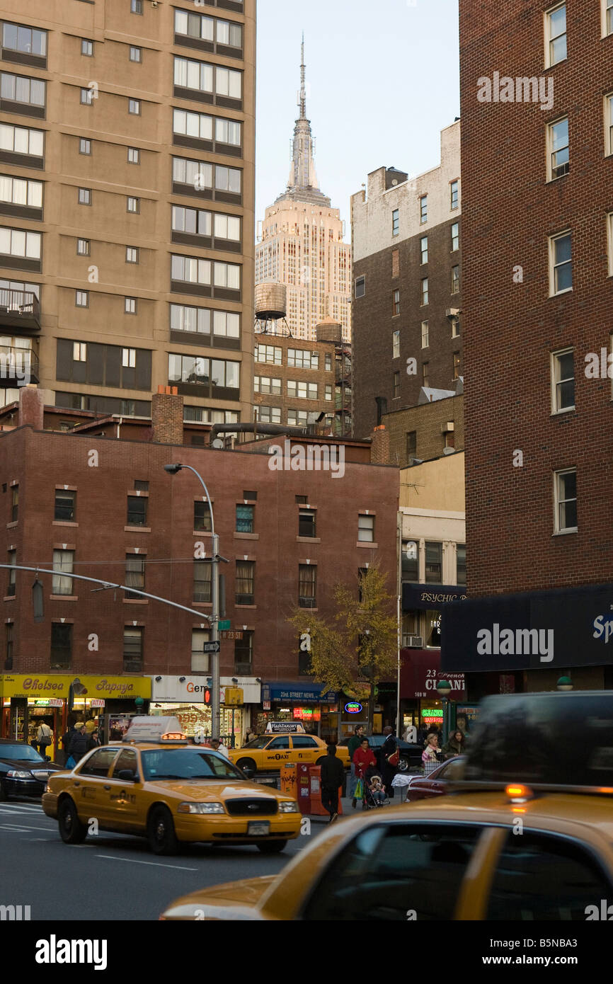 Empire State visto tra gli edifici da 7th Ave a New York STATI UNITI D'AMERICA 11 Novembre 2008 Foto Stock