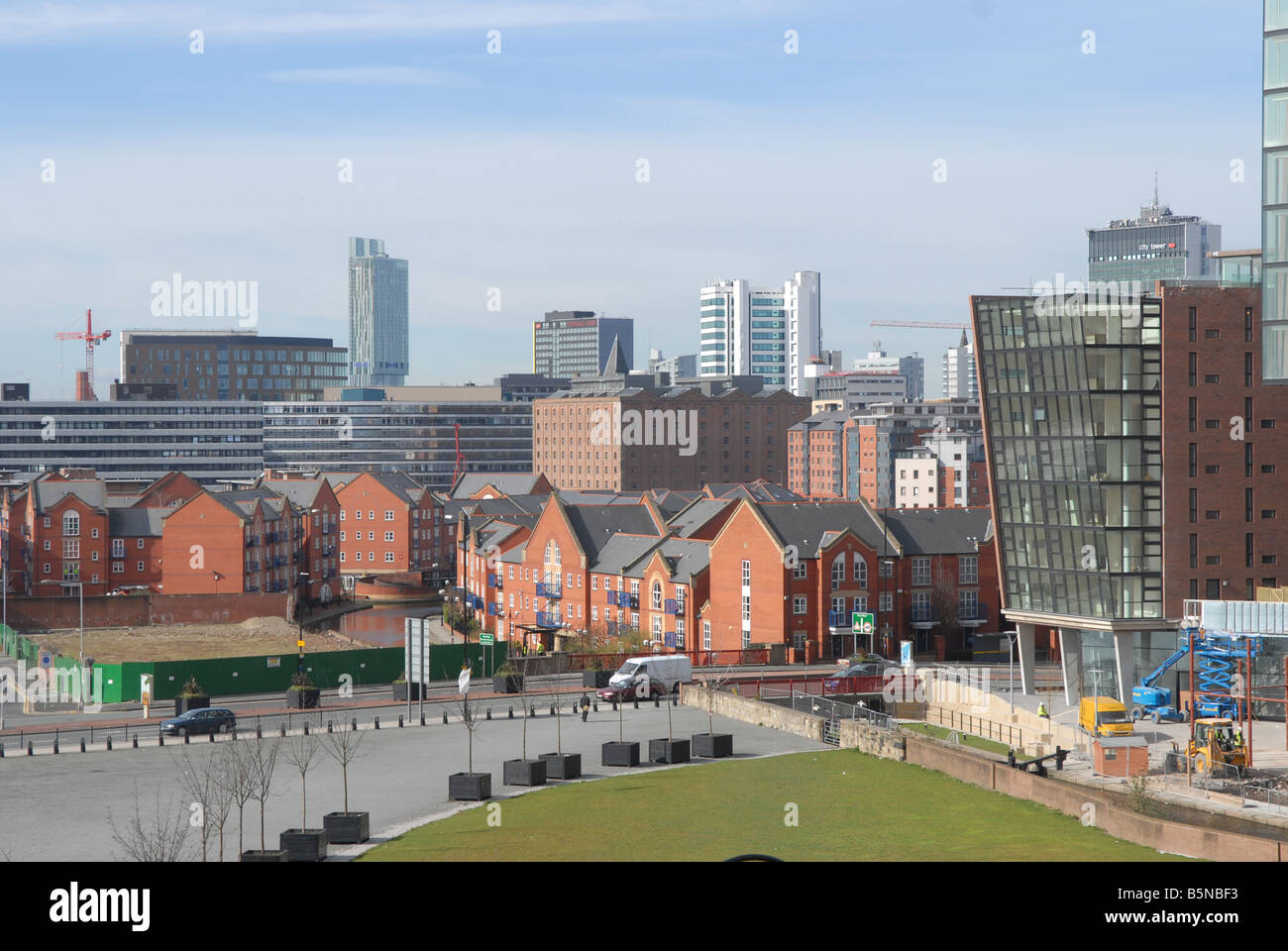 Nuovi appartamenti emergendo oltre lo skyline della città di Manchester Foto Stock