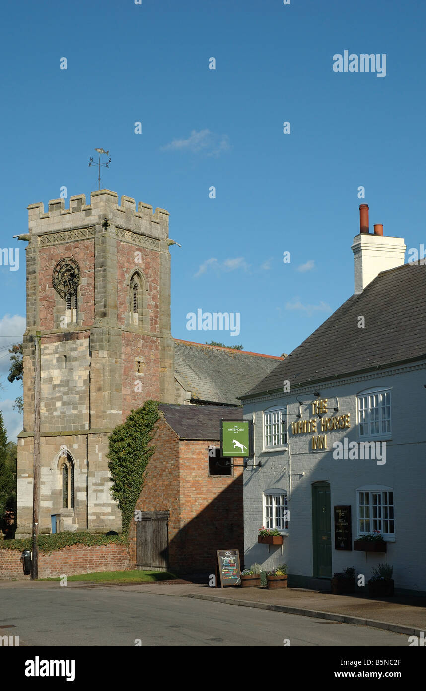 Il White Horse Inn e Chiesa di Tutti i Santi, Seagrave, Leicestershire, England, Regno Unito Foto Stock