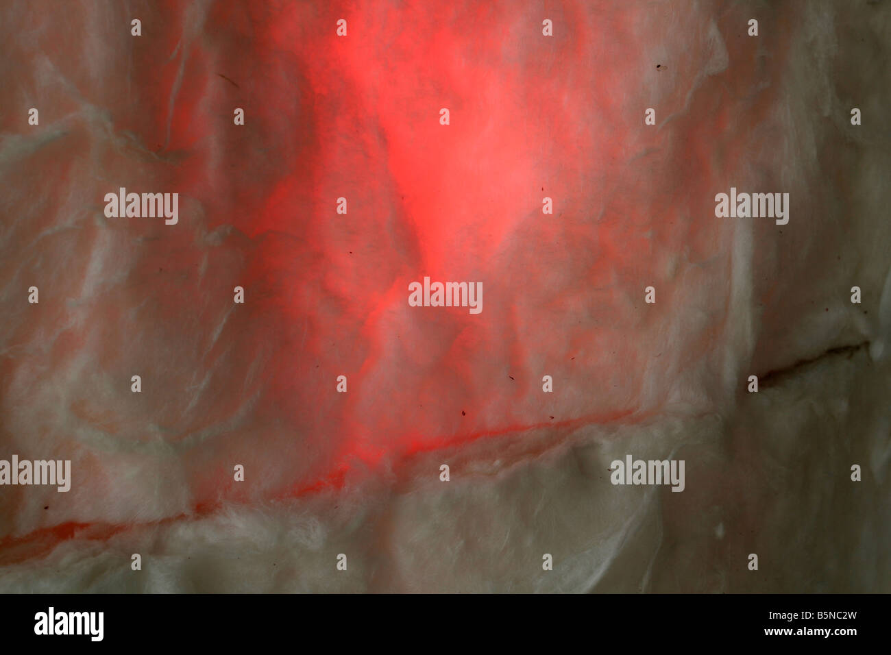 Calore rosso di spurgo attraverso un isolamento in fibra di vetro coperta che indicano la necessità di sforzi di conservazione Foto Stock