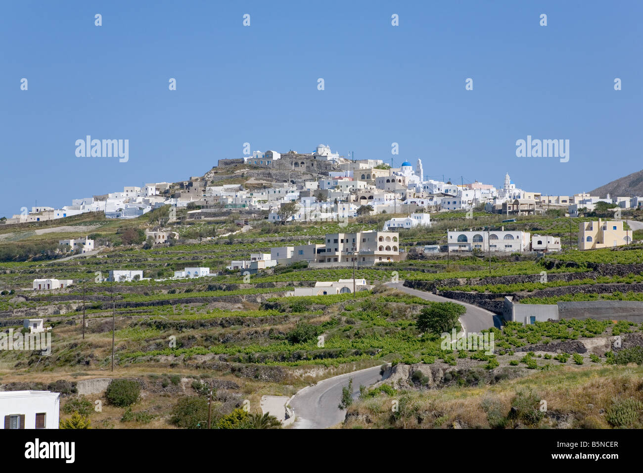 Il borgo medievale di Pirgos sulla cima di una collina a Santorini Foto Stock