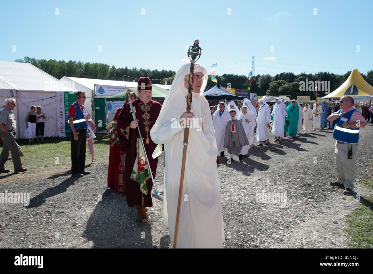 Gorsedd dei cantori arriva presso il padiglione di aggiudicare la medaglia di prosa presso la Welsh Eisteddfod nazionale Foto Stock